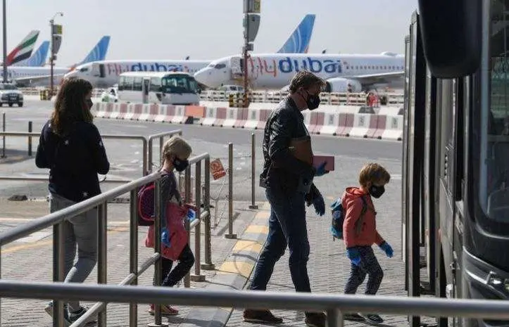 Pasajeros del vuelo de Emirates con destino Fránkfurt de este lunes. (AFP)