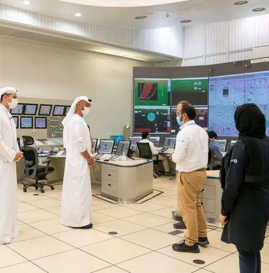 El jeque Mohamed durante su recorrido por la planta de Energía Nuclear de Barakah. (WAM)