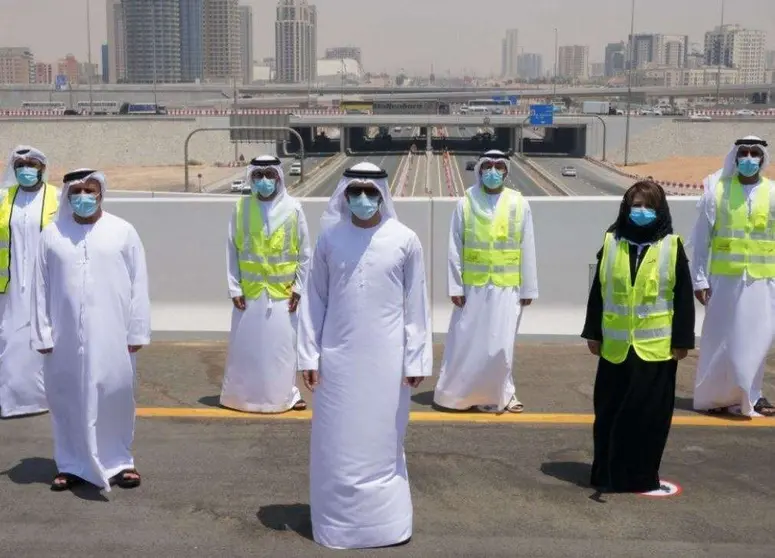 Profesionales emiratíes durante la pandemia. (WAM)