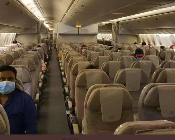 Una imagen de Twitter de los médicos en el avión de Emirates.