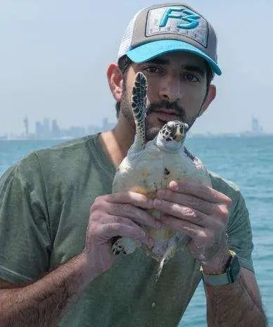 El jeque Hamdan compartió en Instagram una foto de una de las tortugas liberadas.