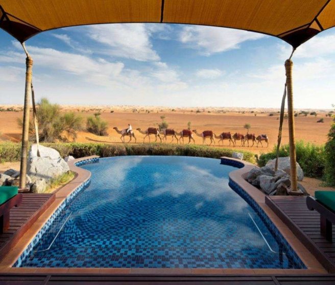 Piscina privada en la suite del hotel Al Maha en el desierto de Dubai.