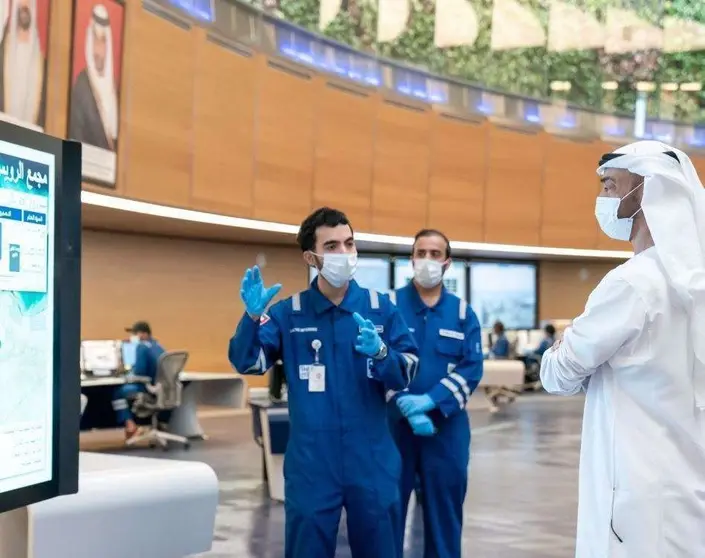 El jeque Mohamed durante su recorrido por Adnoc. (Dubai Media Office)