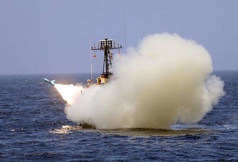 En la imagen de Reuters, el misil disparado desde el barco.
