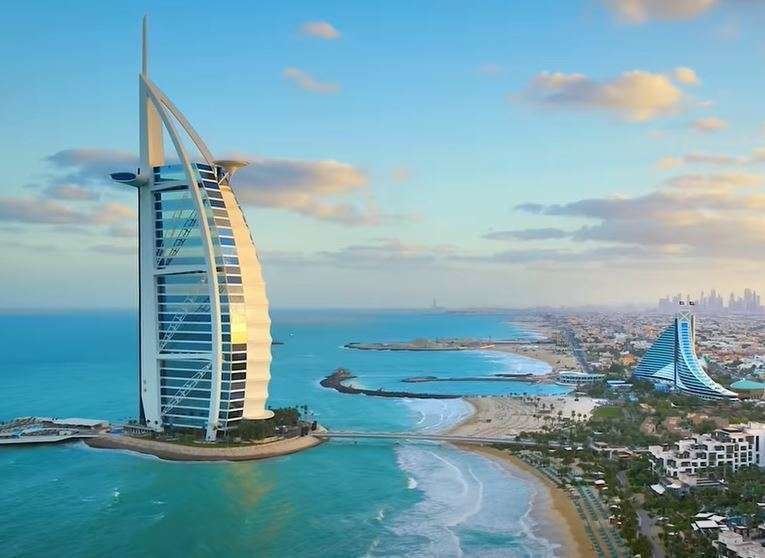 Una imagen del hotel Burj Al Arab en la costa de Dubai. (Emirates)