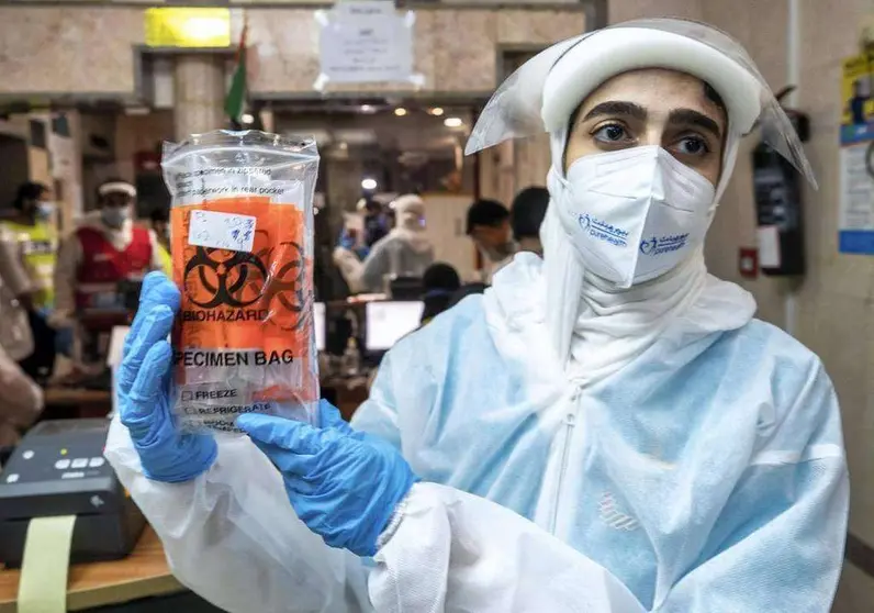 Un trabajador de la salud en EAU recolecta muestras. (The National)