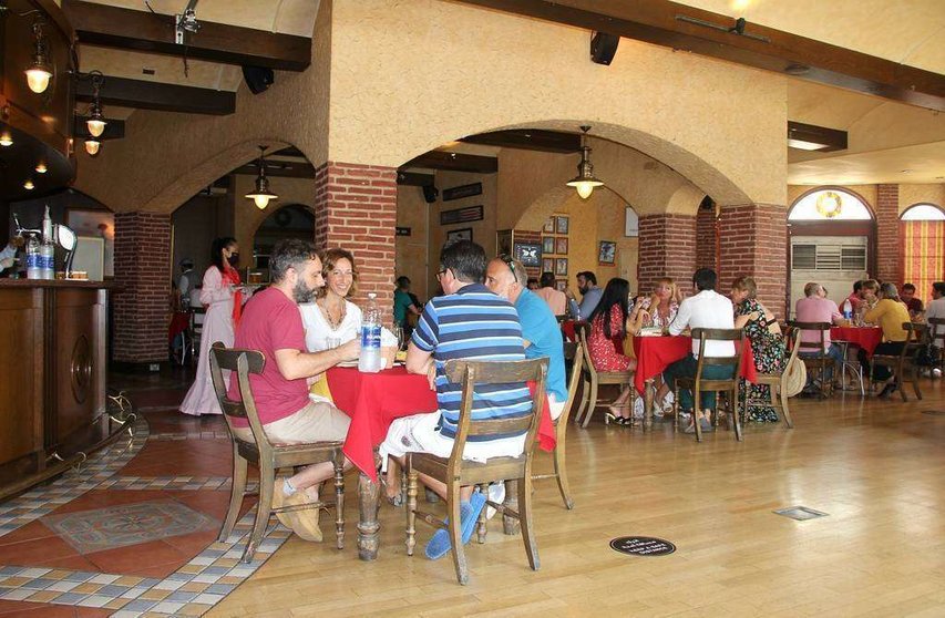 Comensales en el restaurante Seville's de Dubai durante la celebración este viernes de San Isidro. (EL CORREO)