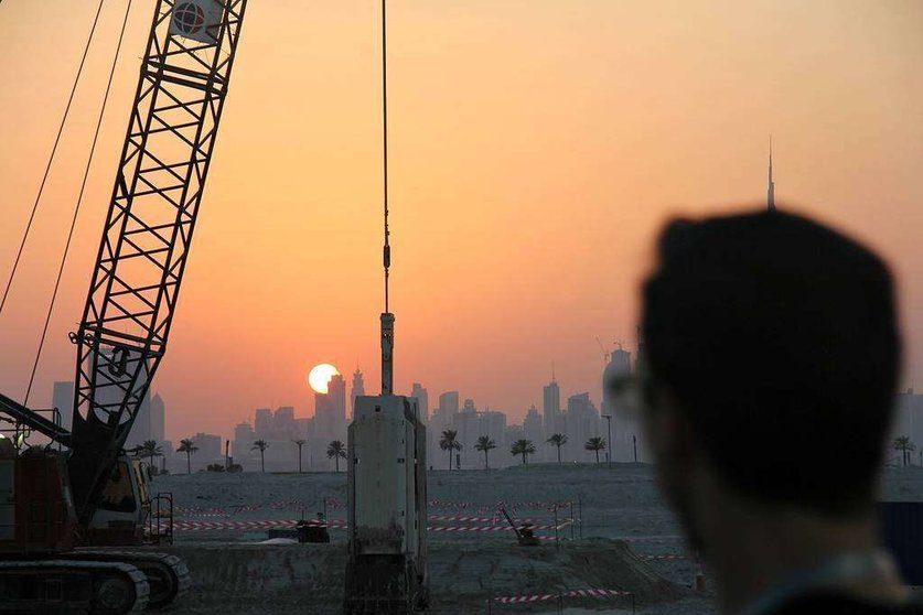Imagen del atardecer sobre el 'skyline' de Dubai tomada desde una zona en construcción. (Rafael Pérez / EL CORREO)