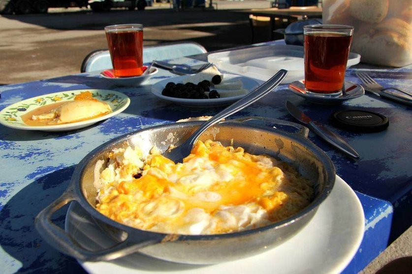 Desayuno a base de huevos fritos y dátiles al pie de monte Ararat en Turquía. (Celia Pérez Cruzado)
