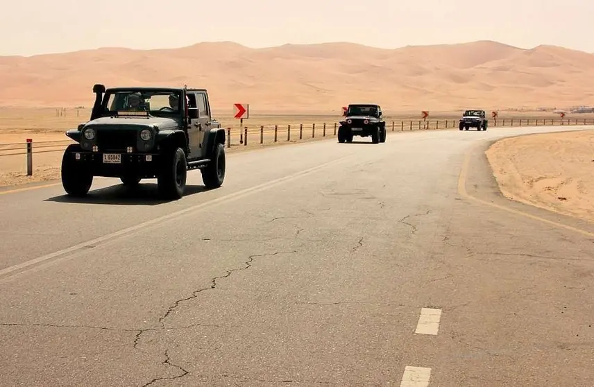 Varios todoterrenos circulan por la carretera de la Duna Moreb en las proximidades de Liwa. (EL CORREO)