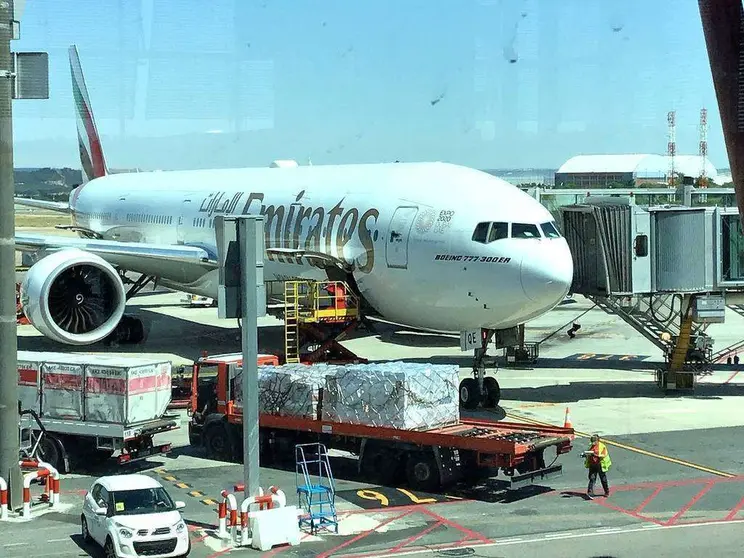 Boeing 777 de Emirates Airline en la Terminal 4 del aeropuerto de Madrid. (EL CORREO)