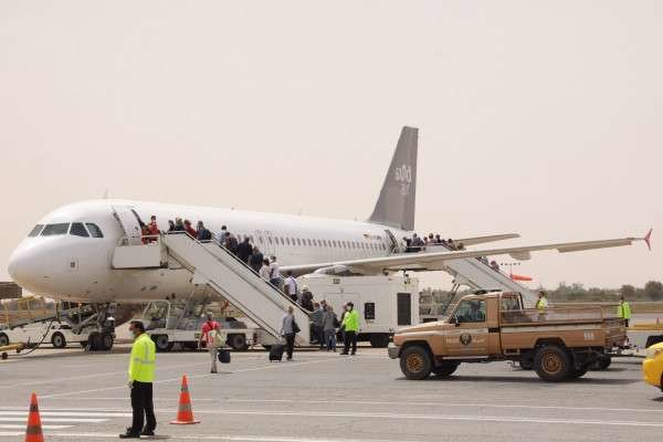 Turistas alemanes suben a un avión en el aeropuerto de RAK. (WAM)