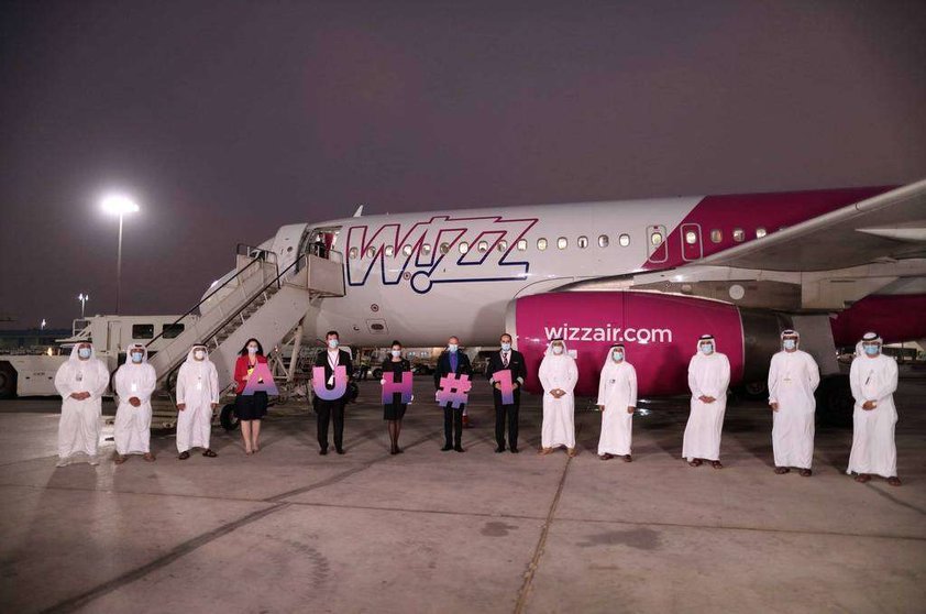 Una imagen del avión de Wizz Air en el aeropuerto de Abu Dhabi. (WAM)