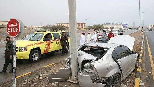 La Policía de RAK difundió esta imagen del estado en el que quedó el coche tras el accidente.