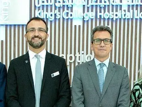 El doctor Julio Gómez Seco -izquierda-, junto al embajador de España en el King's College Hospital London en Dubai. (Archivo)