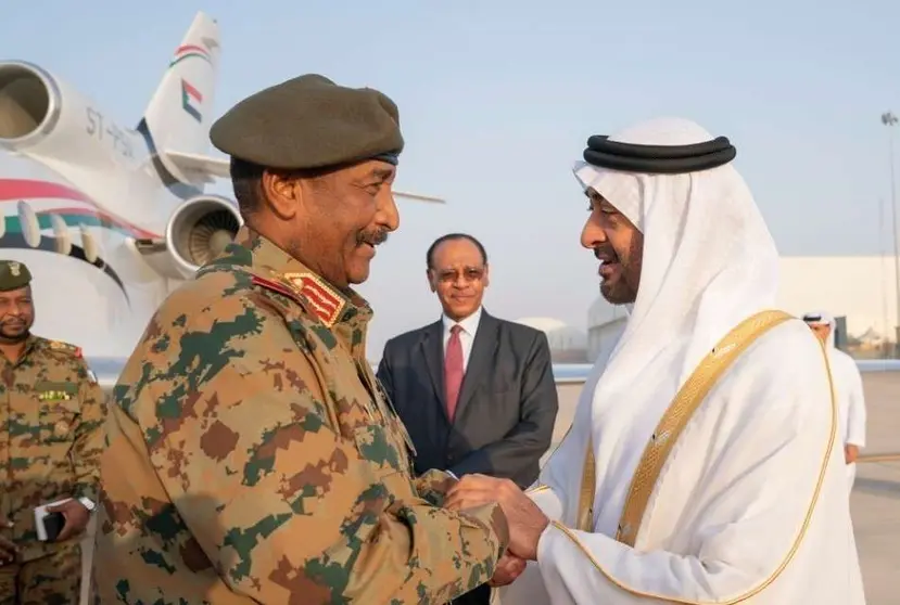 En 2020, el entonces príncipe heredero de Abu Dhabi recibió al teniente general Abdel Fattah Burhan en el aeropuerto presidencial de la capital de EAU. (WAM)