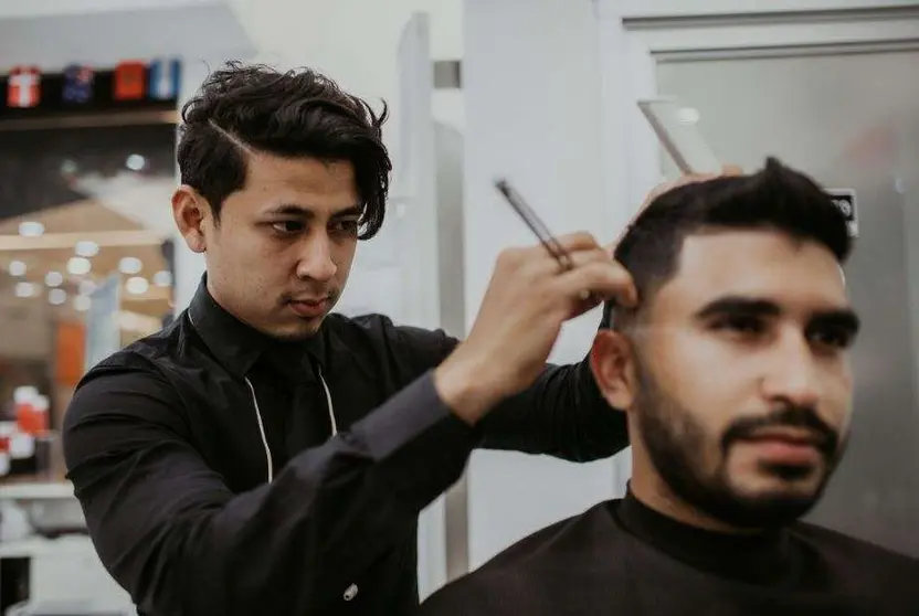 Un peluquero recorta el cabello. (Fuente externa)