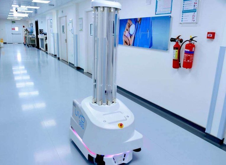 Dubai Media Office difundió esta imagen del robot en un hospital.