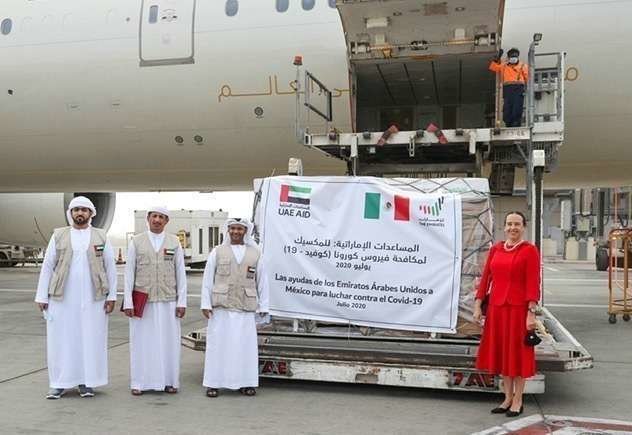 La embajadora de México en Emiratos Árabes, Francisca Méndez, ante el avión que vuela a su país con ayuda para luchar frente al coronavirus. (EL CORREO)