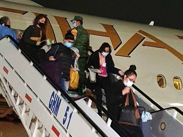 Los repatriados desde Emiratos Árabes bajan del avión en Ciudad de México. (EL CORREO)