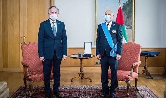 El ministro de Relaciones Exteriores de Chile, Teodoro Ribera -izquierda-, junto al embajador de Emiratos Árabes, Abdelrazaq Mohamed Hadi Ali Alawadhi, durante la ceremonia. (minrel.gob.cl)