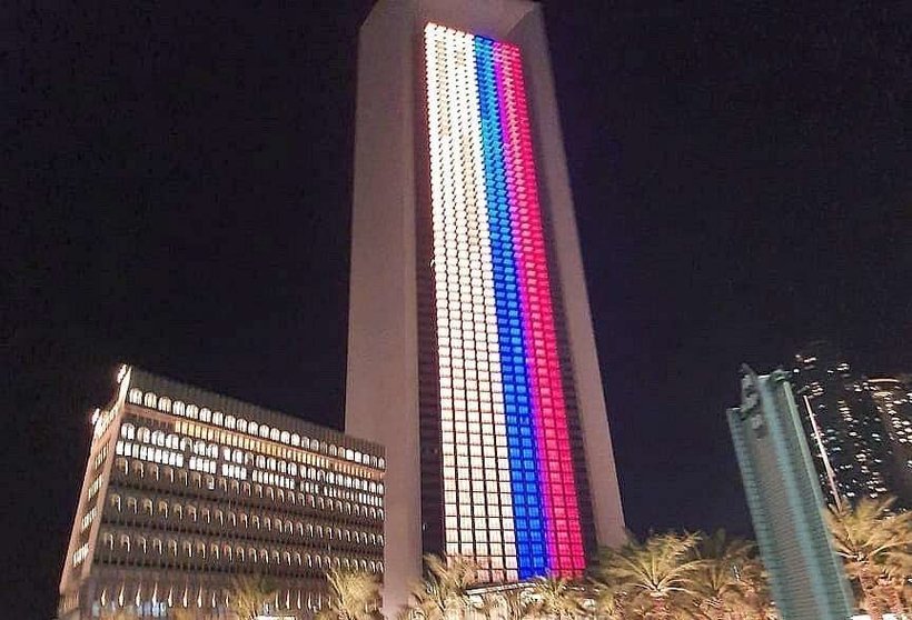 El edificio de ADNOC en Abu Dhabi, iluminado con los colores de la bandera de Colombia. (EL CORREO)