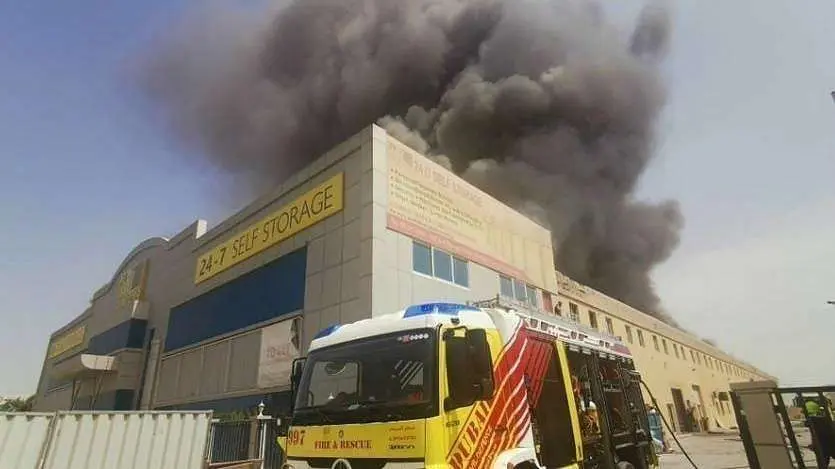 Camión de bomberos en el lugar del incendio en Jebel Ali. (DXBMediaOffice)