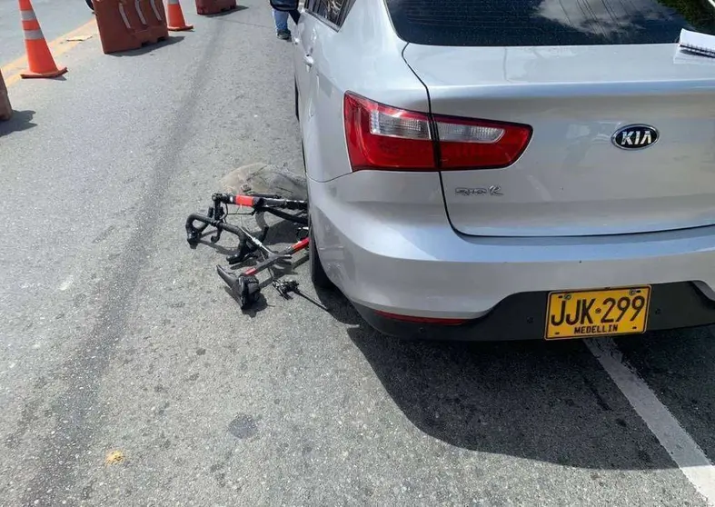 La bicicleta quedó destrozada debajo del coche tras el atropello. (Twitter)