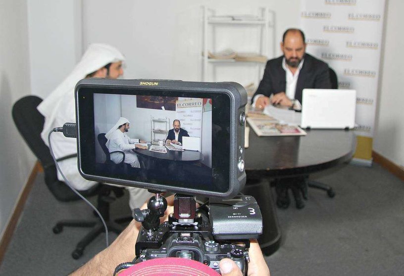 Arturo Manso, presidente de EL CORREO DEL GOLFO, contesta a las preguntas del periodista de Dubai TV Ibrahim Ustadi. (EL CORREO)