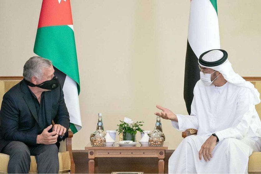 El jeque Mohamed -derecha- y el Rey de Jordania, durante su encuentro en Abu Dhabi. (EL CORREO)