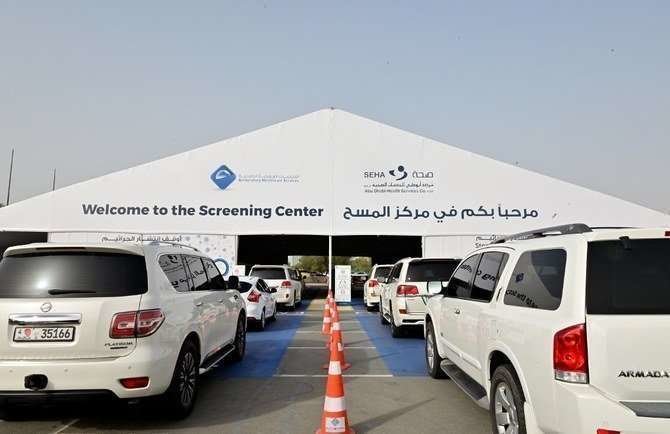 En la imagen de AFP, vehículos guardan turno para la prueba del Covid.19 en la Ciudad Zayed en Abu Dhabi.