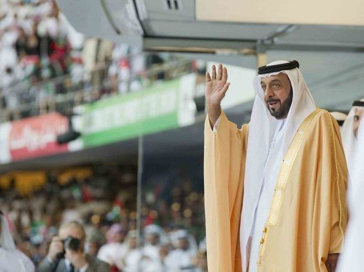 El jeque Khalifa durante la ceremonia oficial del 40 aniversario de EAU en el estadio Sheikh Zayed.