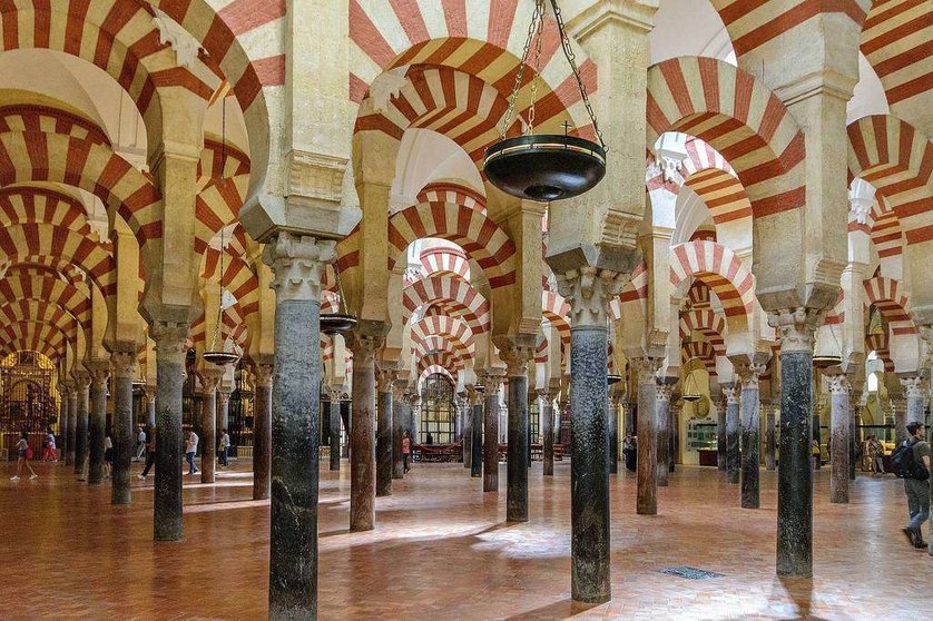 Un mar de columnas y arcos guardan la sala de rezo en la Mezquita de Córdoba, que llegó a ser el segundo templo musulmán más grande del mundo. (pxhere.com)