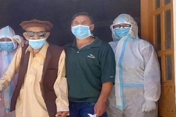 Aziz Abdul Alim -izquierda- en la puerta del centro sanitario pakistaní donde ha recibido tratamiento. (Twitter)