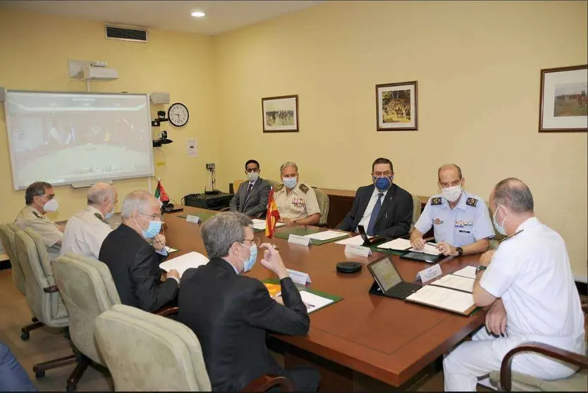 Reunión virtual de las representaciones de España y Emiratos Árabes -en la pantalla- para el acuerdo en materia de defensa. (Cedida)