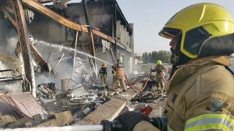 Defensa Civil difundió esta imagen del incendio en un almacén de Dubai.