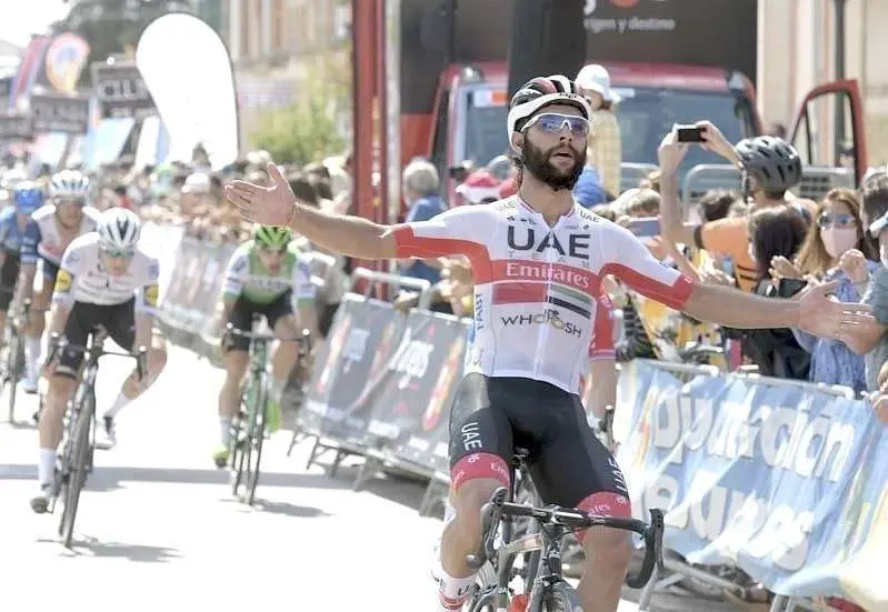 Fernando Gaviria, en el momento de cruzar la meta en primer lugar. (Ricardo Ordóñez / vueltaaburgos.com)