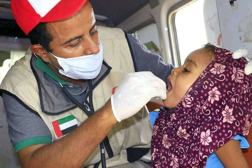 Personal de la Media Luna Roja de Emiratos atiende a una niña en la costa del Mar Rojo de Yemen. (WAM)