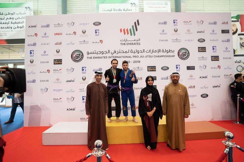 El ministro de Cambio Climático de Emiratos Árabes -primero por la izquierda- tras entregar la medalla de oro a Willy Fernández. (Facebook)