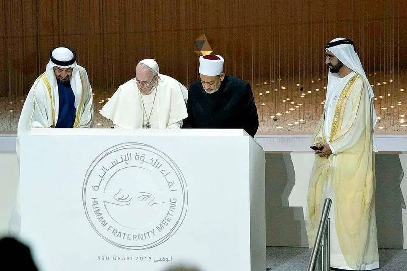 El Papa y el Gran Imán firman el documento de la 'Fraternidad Humana' en presencia del vicepresidente de Emiratos Árabes y del príncipe heredero de Abu Dhabi. (Ministerio de Asuntos Presidenciales)