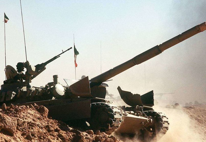 Un M-84 kuwaití en 1990 durante la guerra con Irak.