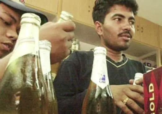 El consumo del alcohol procedente de destilerías callejeras es una práctica habitual en la India. (Fuente externa)