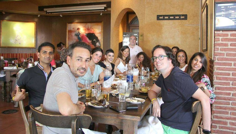 Mariano Andrés -de pie al fondo-, junto a un grupo de españoles que acudió al Seville's para disfrutar de una gran comida en el Eid Al Adha. (EL CORREO)