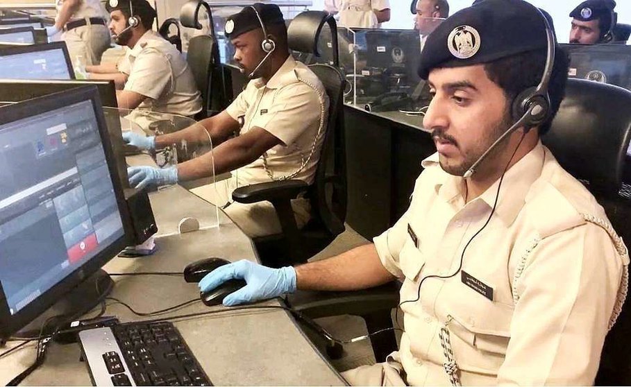 Policía atiende llamada de emergencia en la Sala Central de Operaciones de la Policía de Abu Dhabi. (WAM)