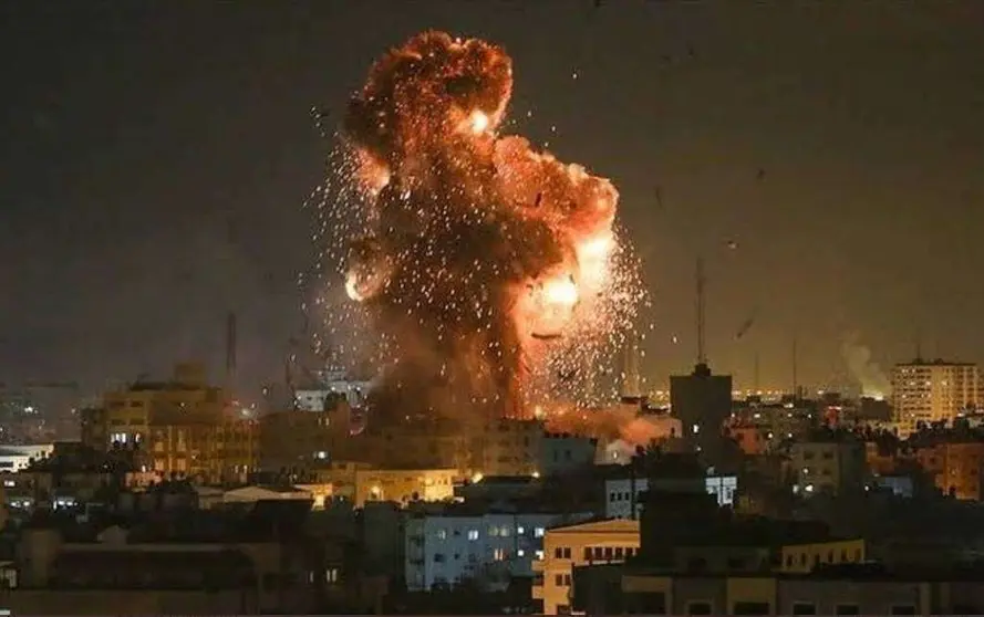 Imagen de la explosión en Gaza de una de las bombas lanzadas por Israel. (@embpalestina)