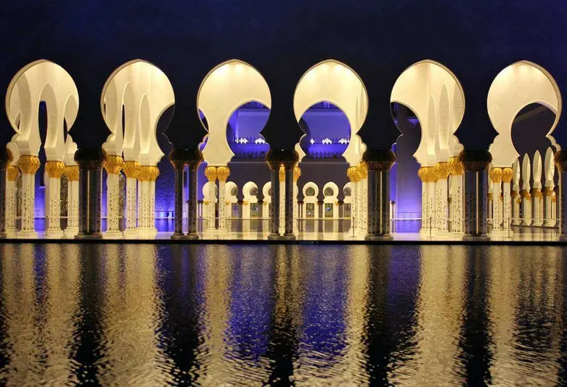 Imagen nocturna de la Gran Mezquita Zayed en Abu Dhabi. (R. Pérez / EL CORREO)