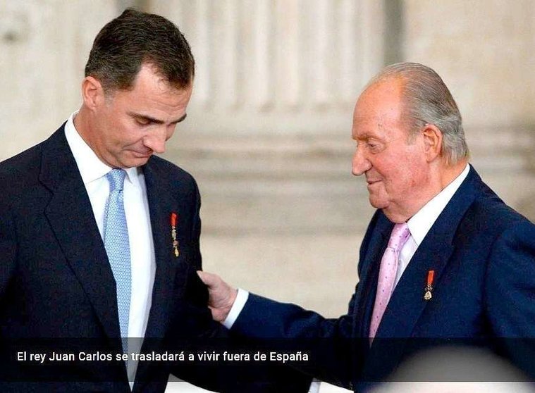 Felipe VI -izquierda- conversa con su padre, el rey emérito de España. (TVE)