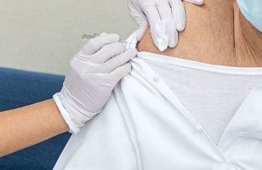 Voluntario recibe una dosis de la vacuna contra Covid 19 que desarrolla en Emiratos Árabes. (@yaseralneyadi)