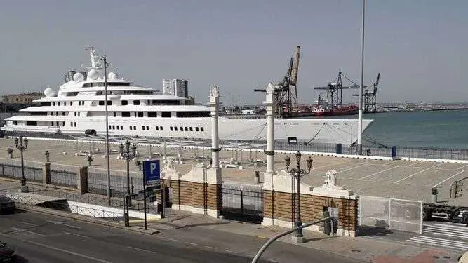 El Azzam en el muelle de la ciudad de Cádiz. (Fito Carreto)