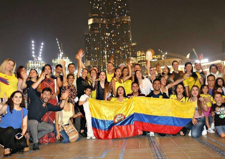 Numerosos colombianos se acercaron al Burj Khalifa para presenciar cómo se iluminaba con los colores de su bandera. (A. F. Perdomo / EL CORREO)